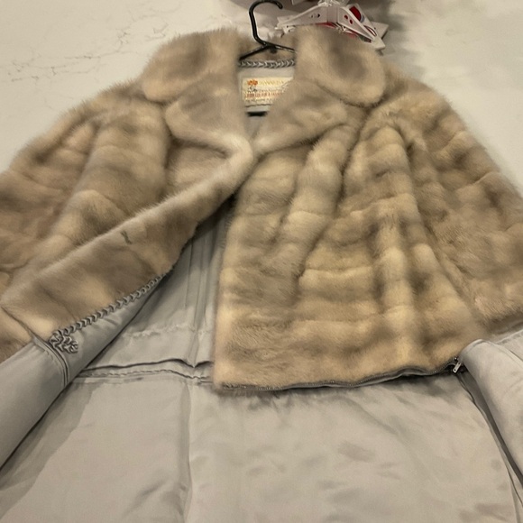 Elegant Fur Coat - Picture 4 of 7